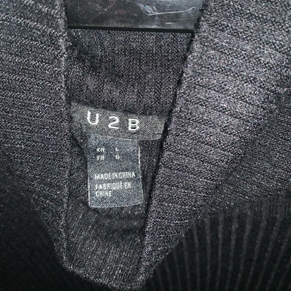 Black turtle neck - Picture 2 of 2